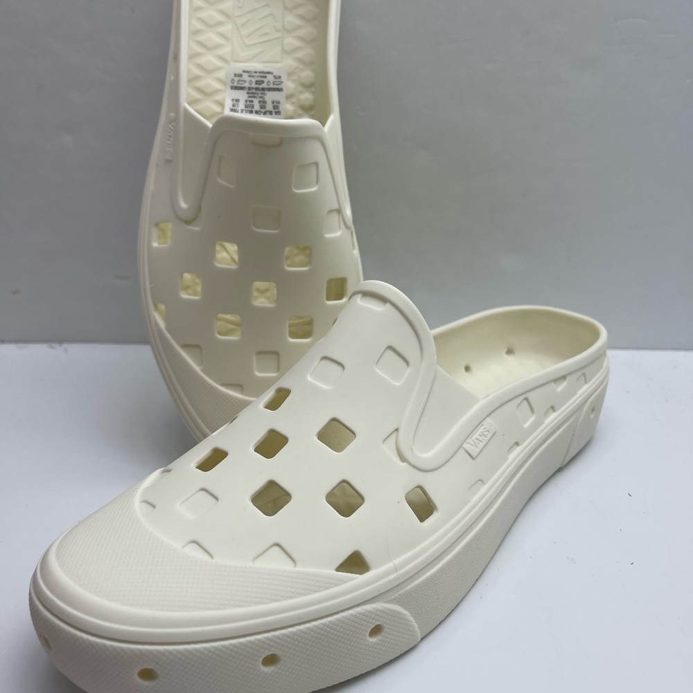 Vans Men’s Slip-On Mule Trk
Marshmallow
VN0005V8FS8 Cream Perforated Mules - Picture 13 of 16
